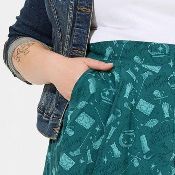 ❤️NWT VINTAGE TORRID DISNEY HOCUS POCUS SKIRT - MINI CHALLIS SANDERSON SISTERS - Picture 4 of 14